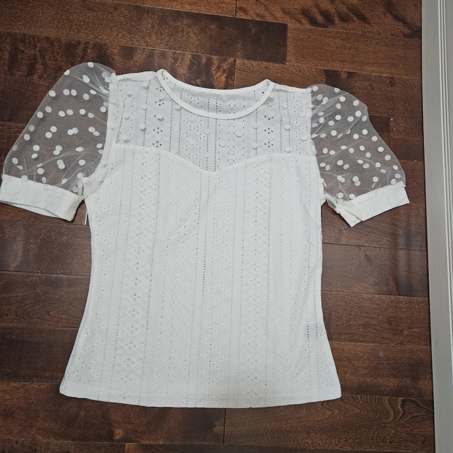 Brand new White Eyelet Puff Sleeve Top size large - photo 2