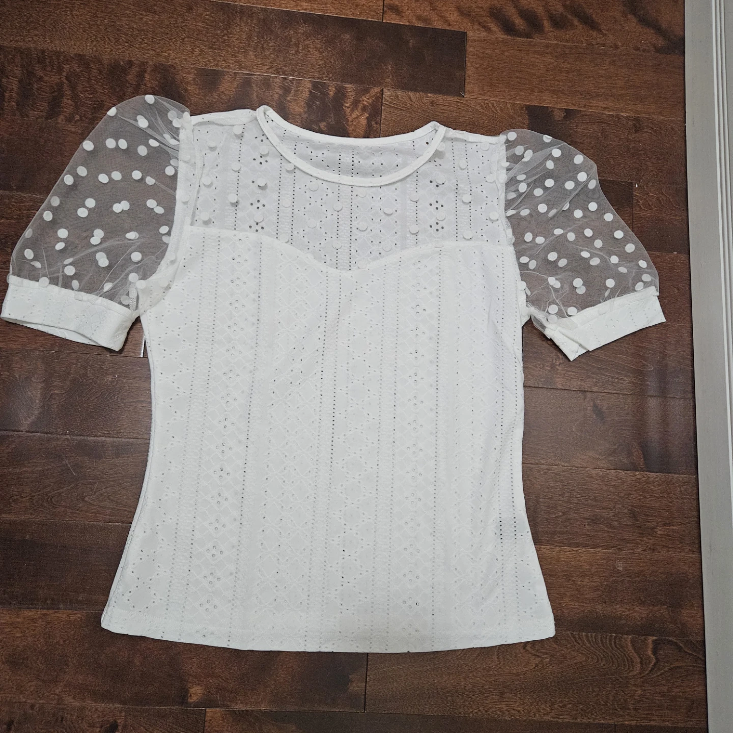 Brand new White Eyelet Puff Sleeve Top size large - photo 3