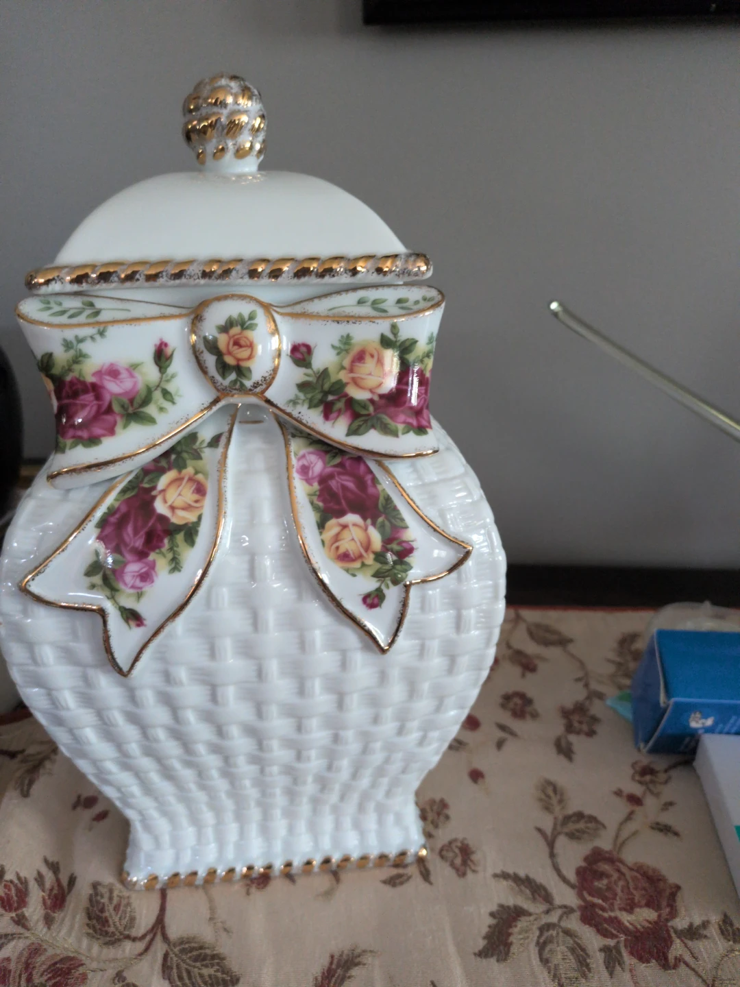 Decorative ceramic jar with floral bow - photo 2