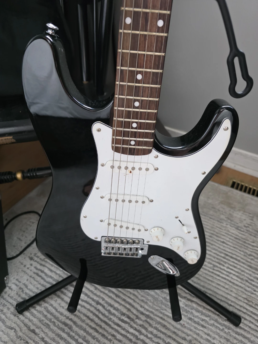 Beautiful electric guitar and amp - photo 4