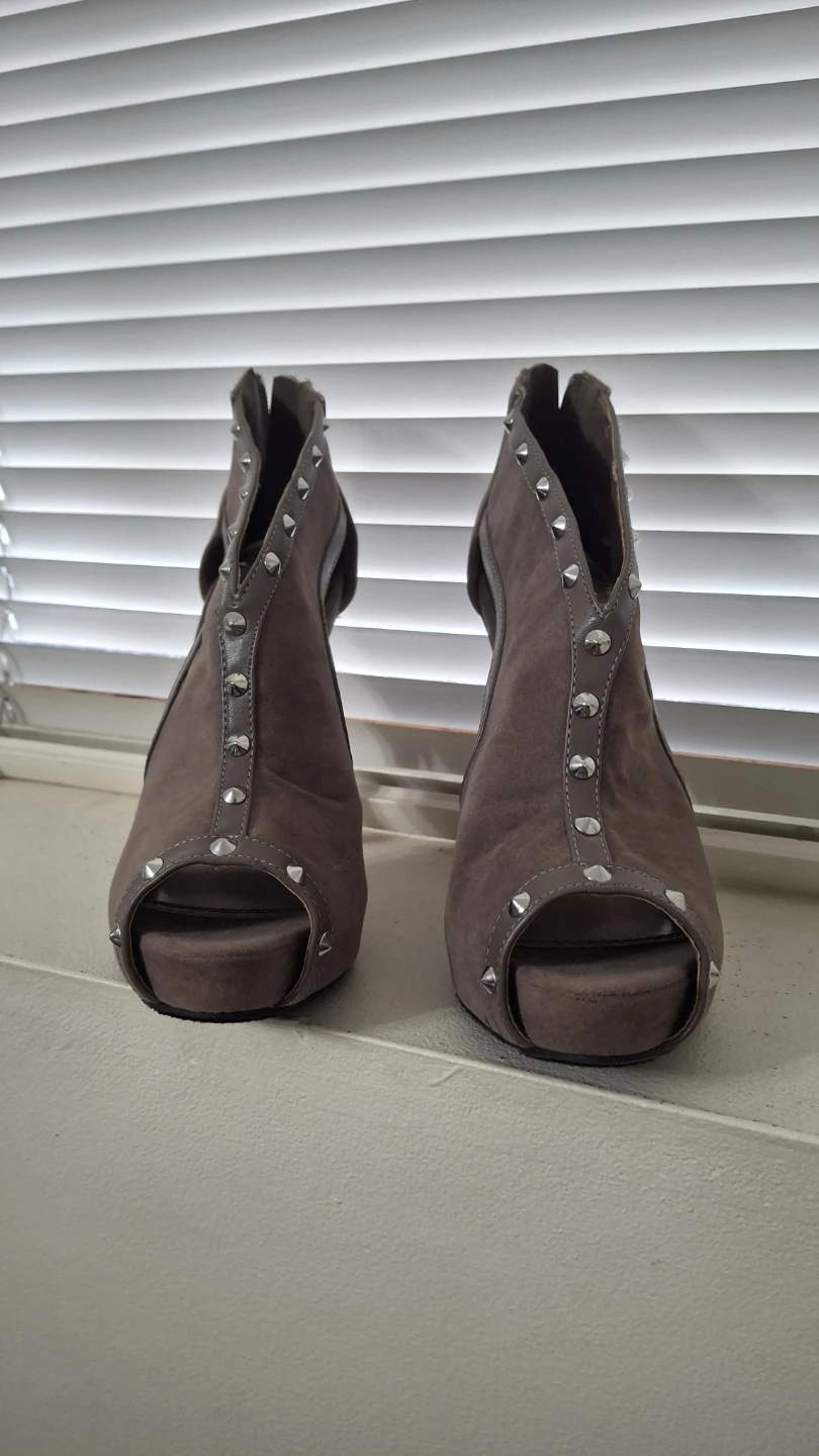 ​👠 Dollhouse Studded Peep-Toe Platform Heels (Taupe/Nude Suede)