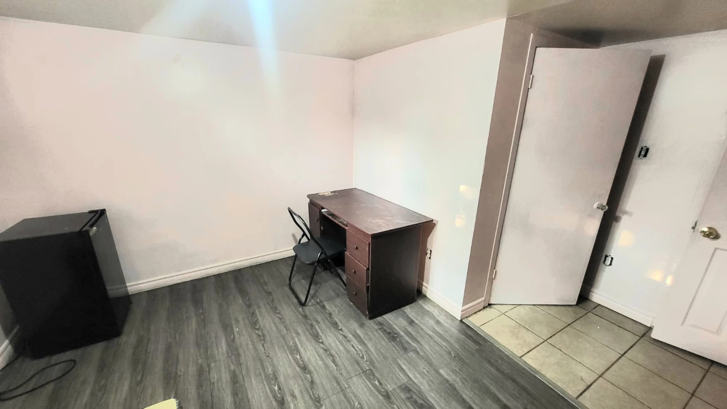 550$ Private Rooms for rent Males only - photo 2