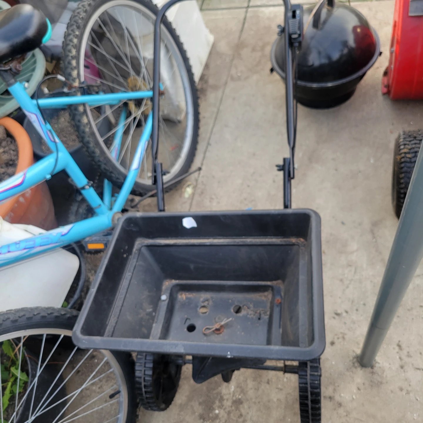Seed fertilizer spreader - photo 3