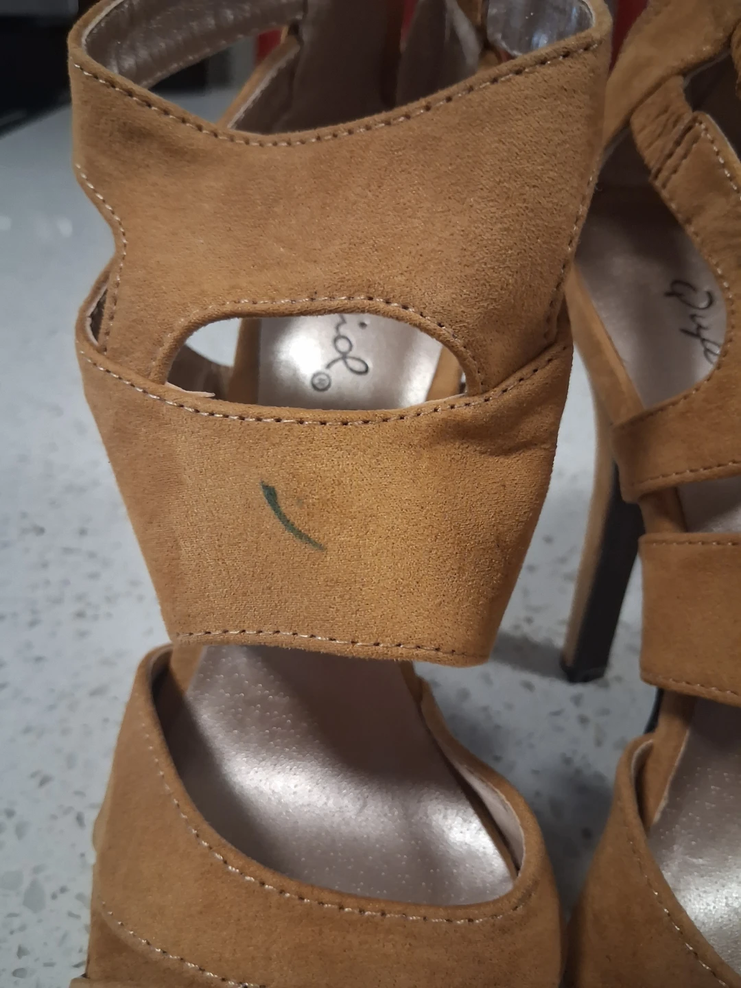 Golden colored heels - photo 2