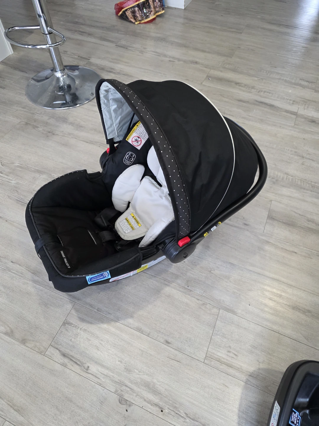 Graco SnugRide SnugLock 30 Infant Car Seat & Base - photo 2
