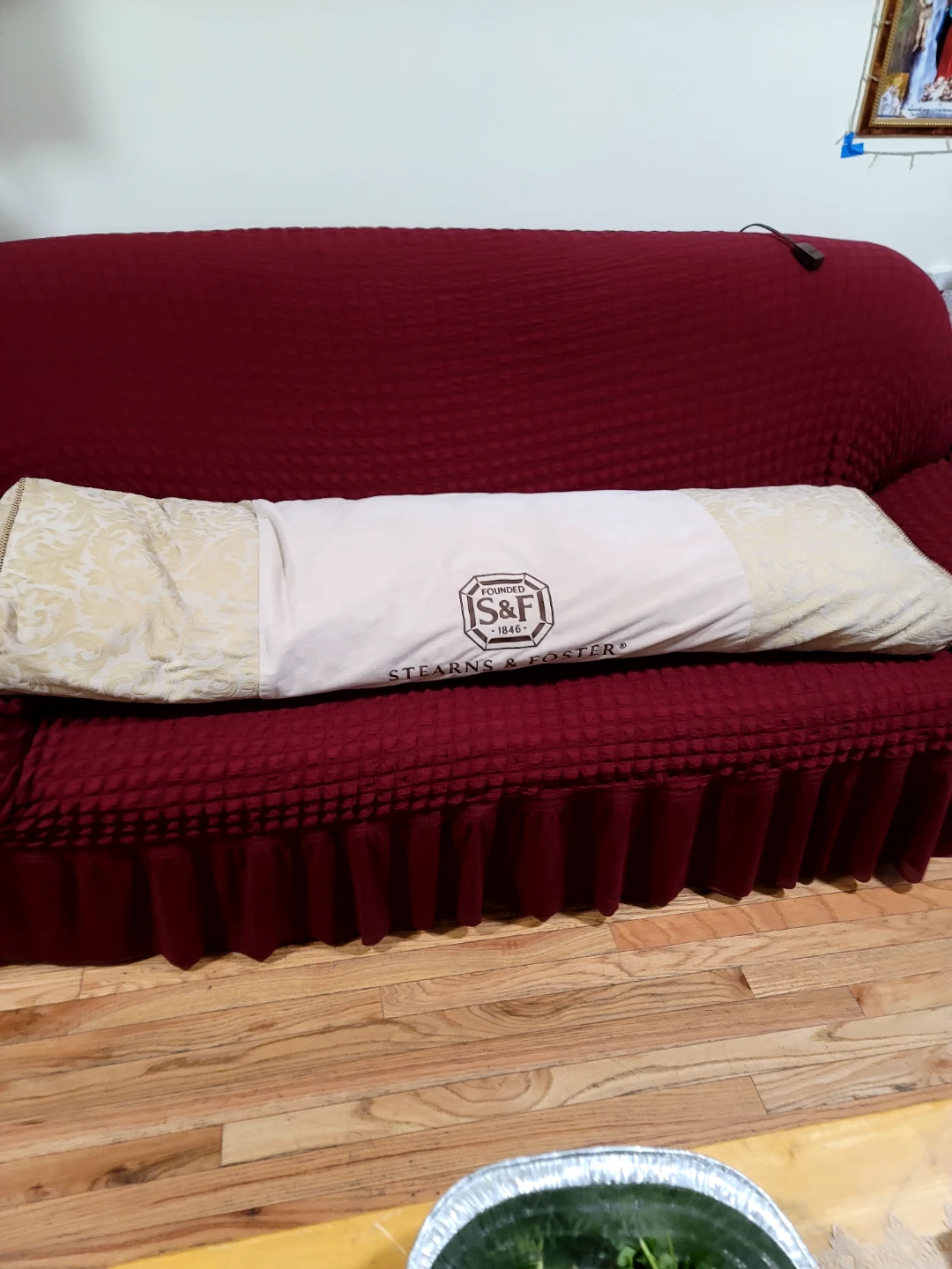 Long pillow. Almohada bien larga full size para adornar la cama