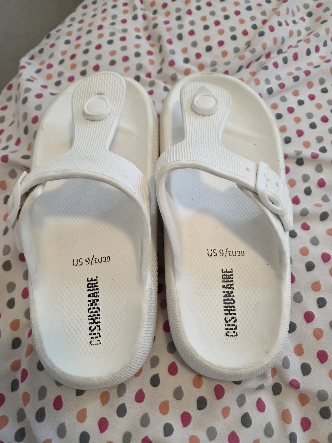 Cushionaire White Flip Flops Size US 9 / EU 39