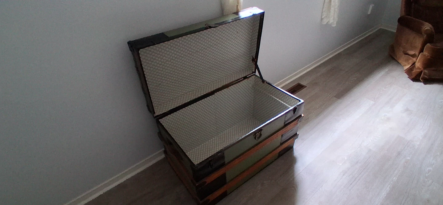 Vintage steamer trunk in green and black - photo 2