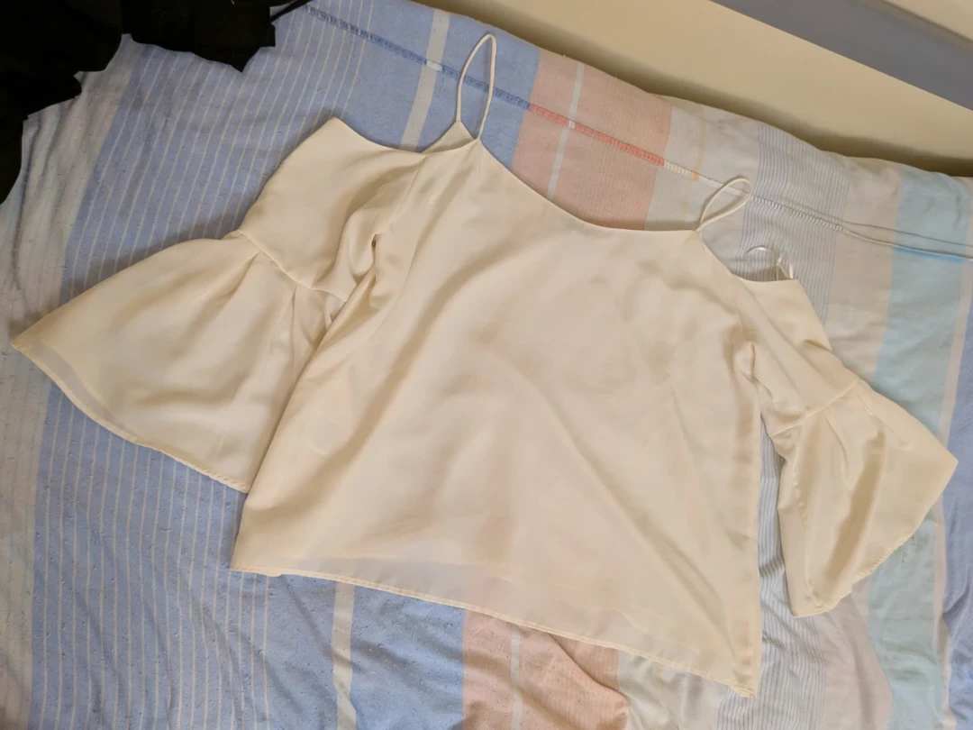 H&M Cream Cold Shoulder Bell Sleeve Top - photo 4