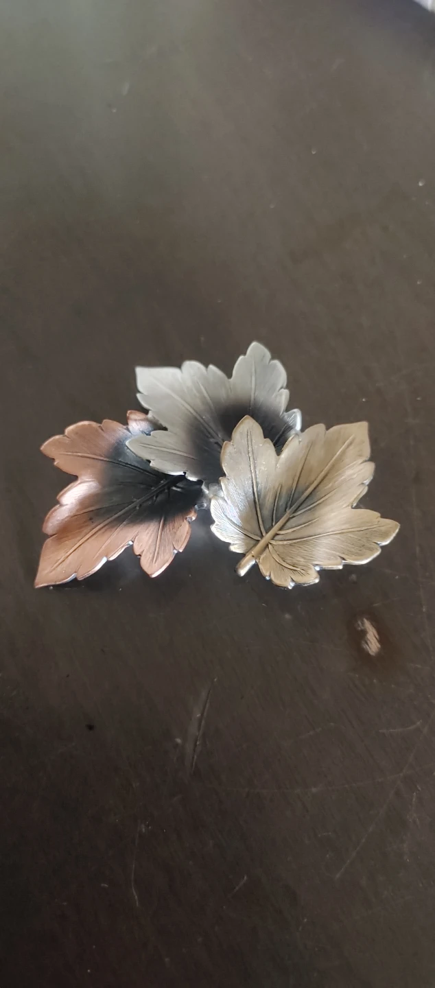 Leaf-shaped brooch