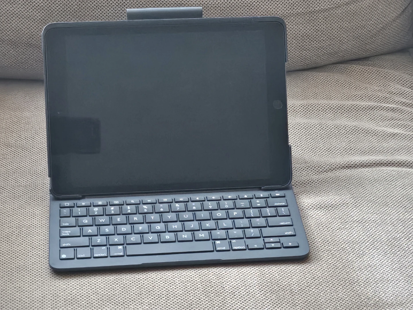 Apple iPad 8 with keyboard