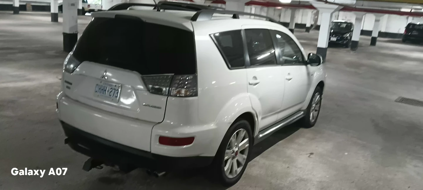 White Mitsubishi Outlander V6 MIVEC SUV - photo 5