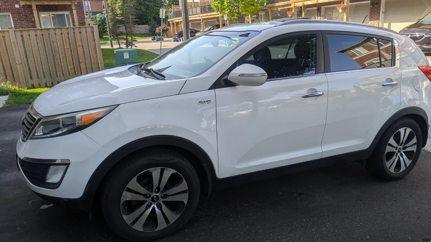 White Kia Sportage SUV - photo 3