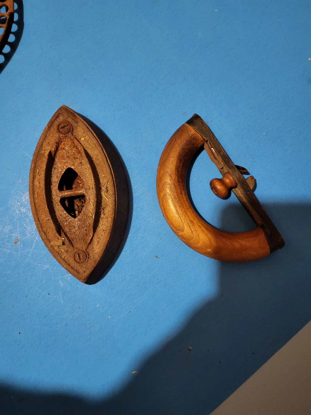 Antique Sad Iron with Trivet - photo 3