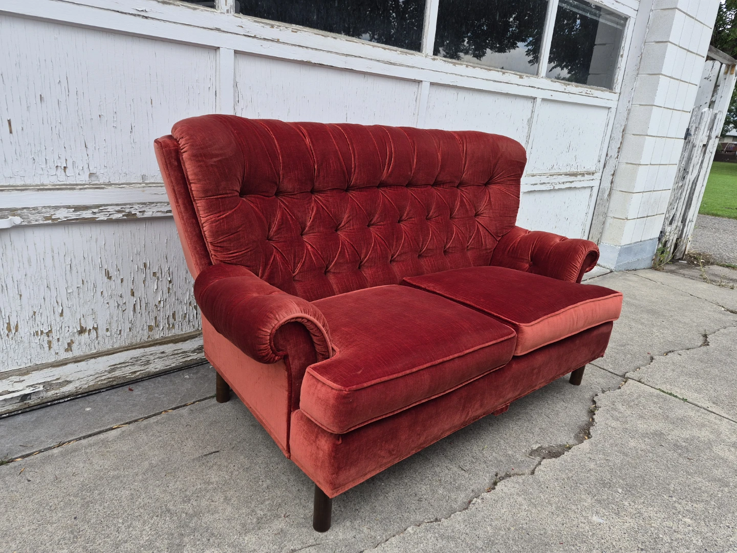 Red Velvet Tufted Loveseat sklar peppler - photo 5