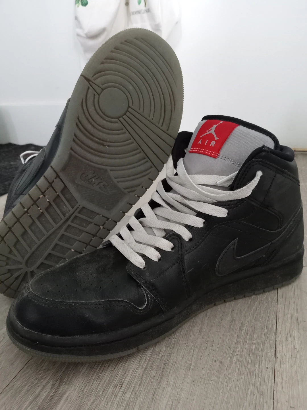Mens- 9.5(Air Jordan 1 Mid Sneakers)