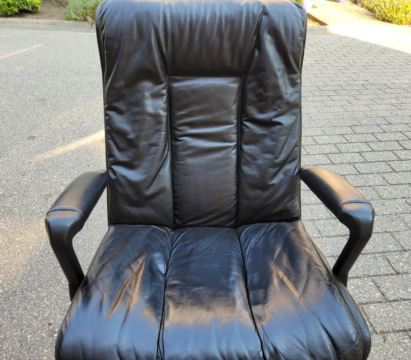 High-Back Ergonomic Black Leather Executive Office Chair. - photo 4