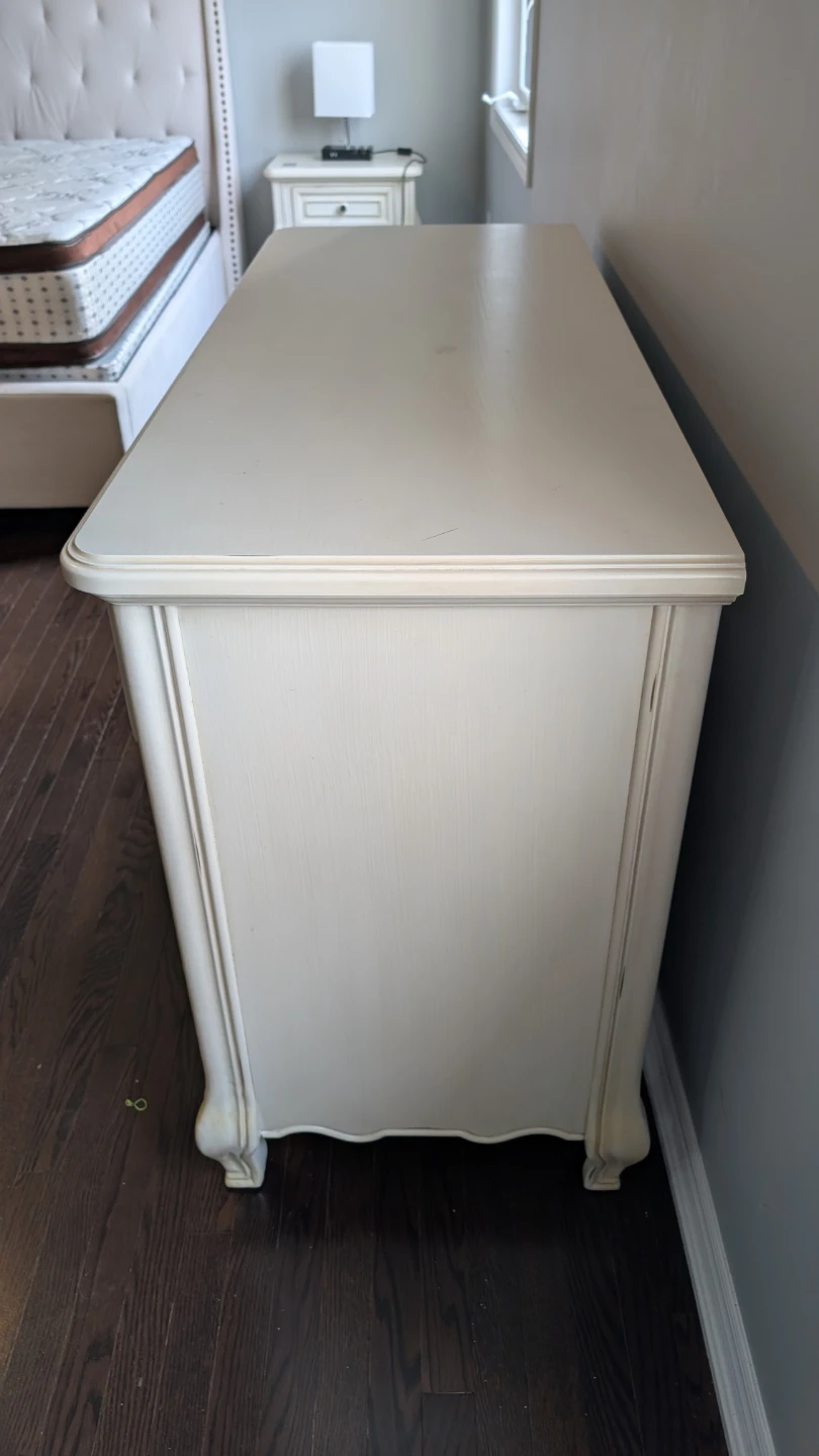 Chester drawers and matching night stands - photo 3