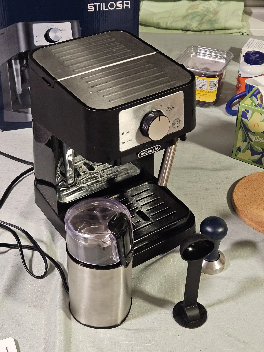 DeLonghi Espresso Machine w/ Amazon Basics Grinder - photo 3