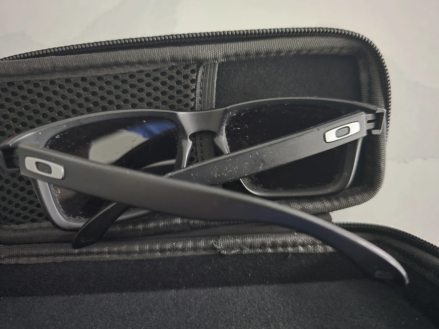 Oakley Sunglasses with Hard Case - photo 2