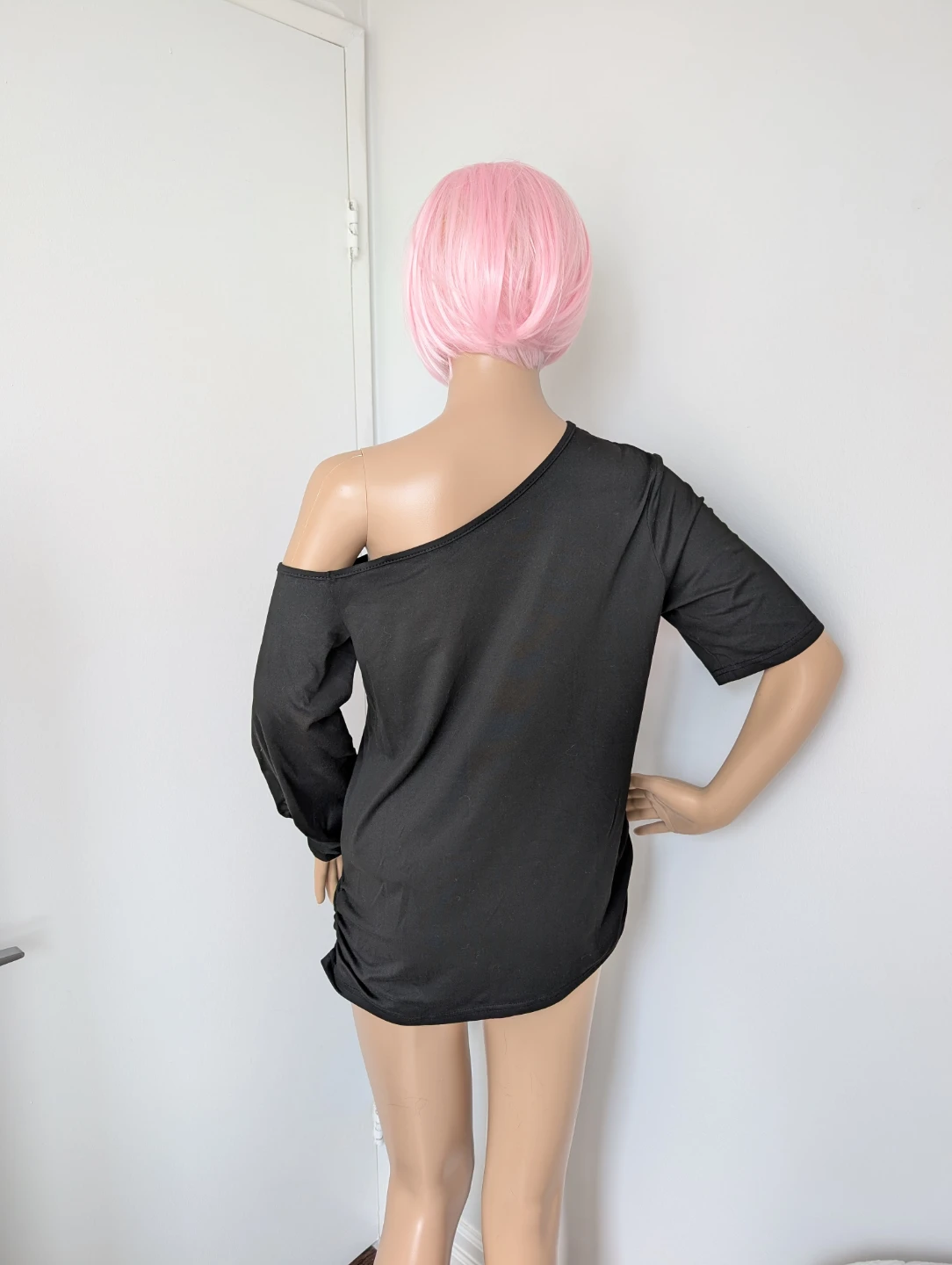 Black off-the-shoulder top with pink lips design - photo 2