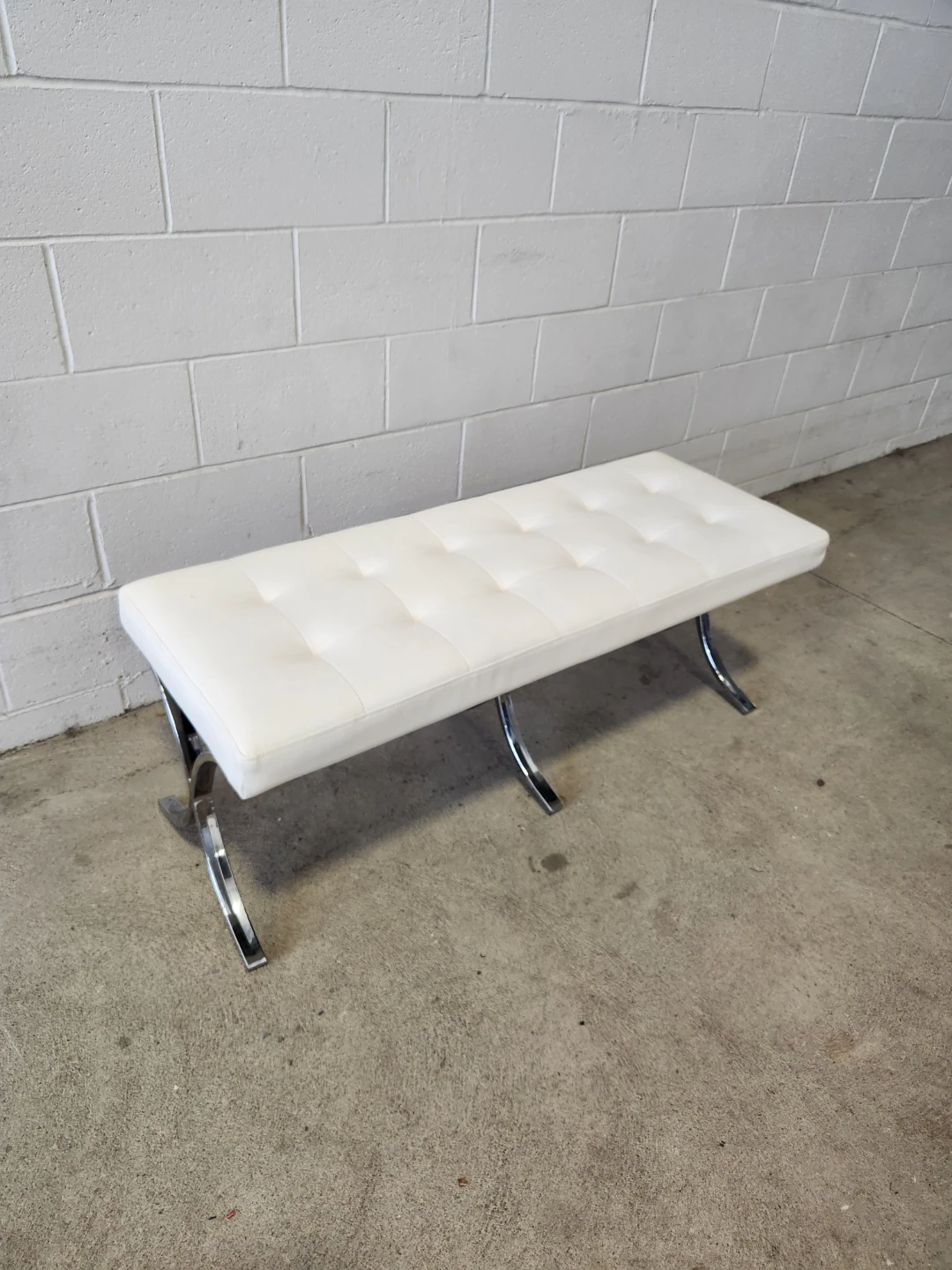 🇨🇦  White Faux Leather Tufted Bench with Chrome Legs - photo 2