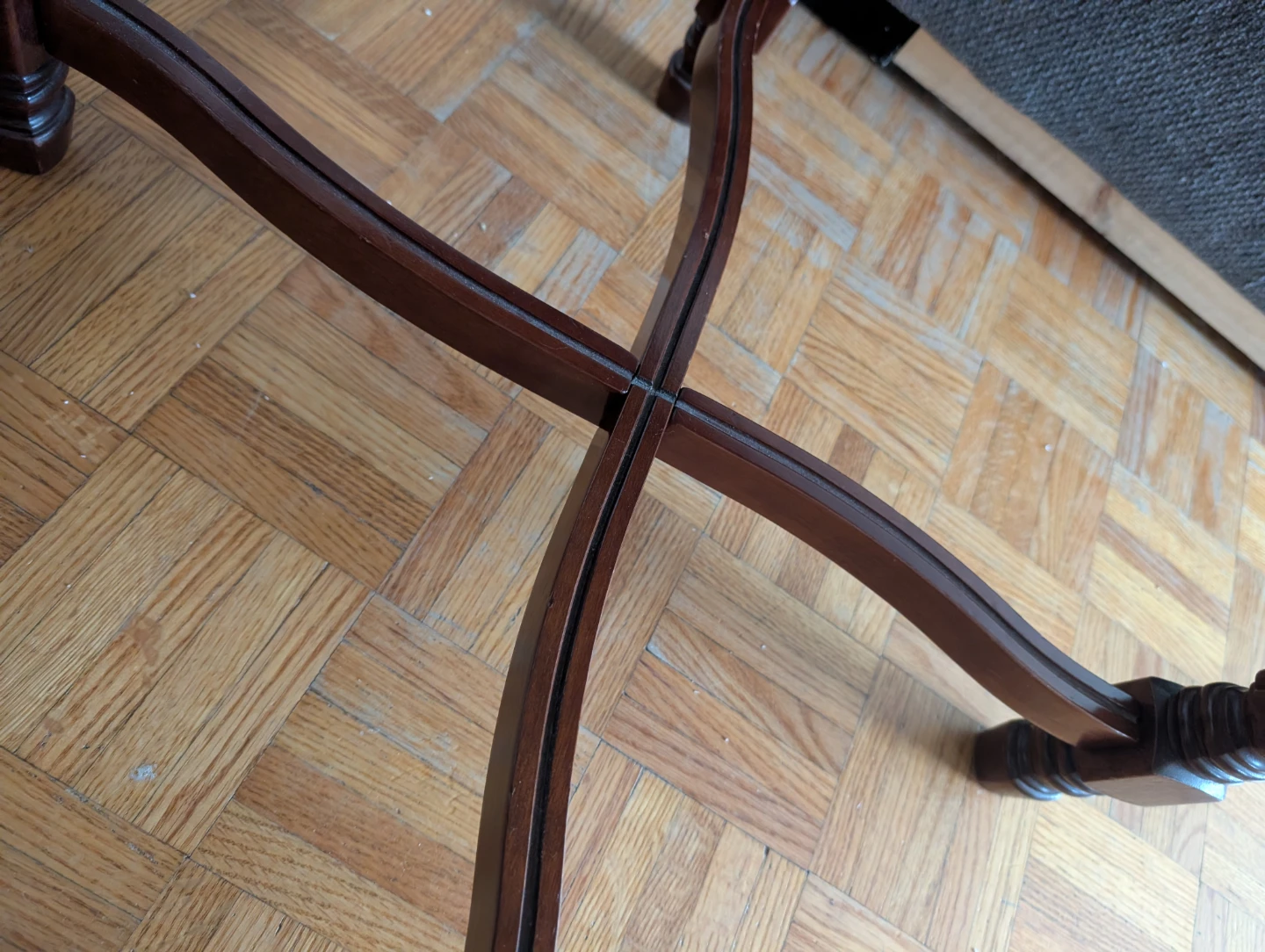 Round Mahogany Wood Side Table - photo 4