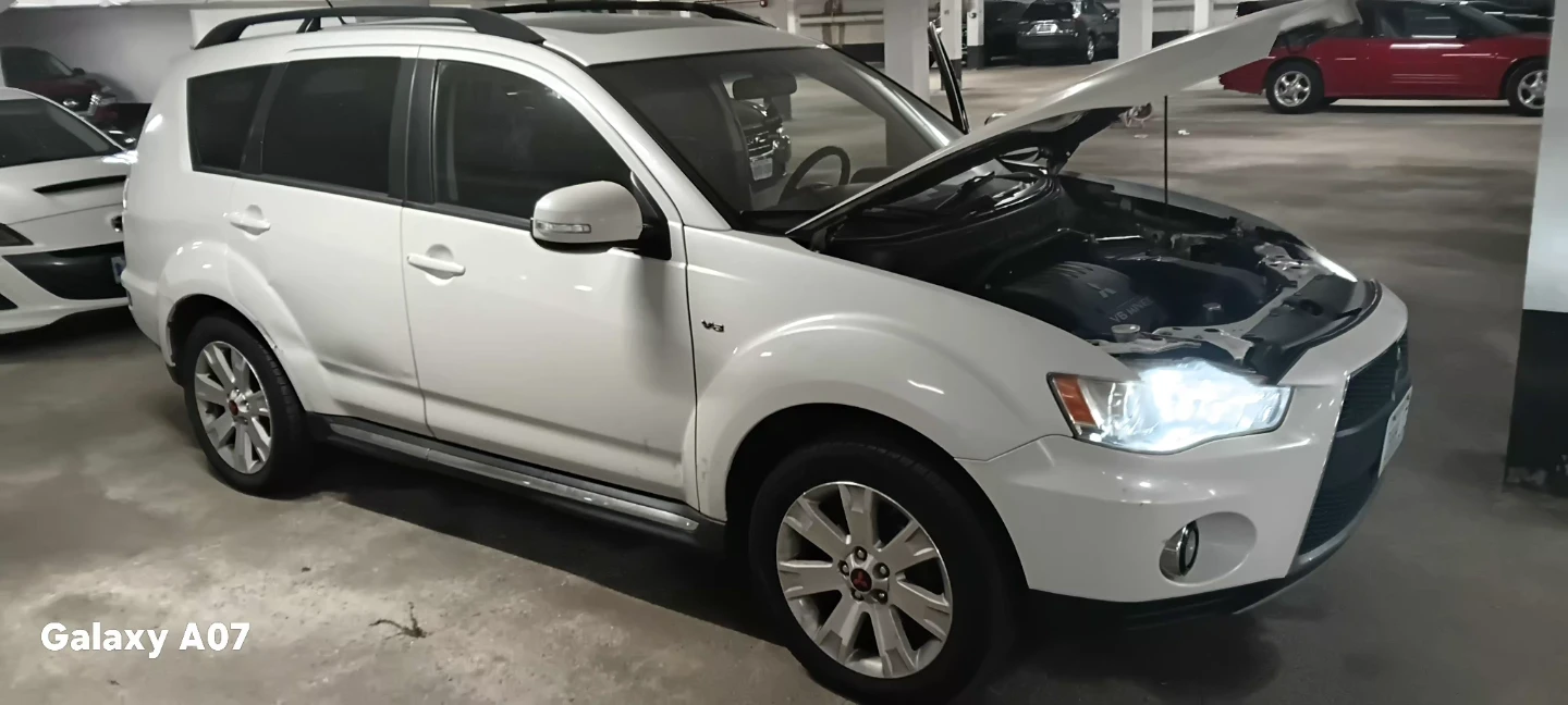 White Mitsubishi Outlander V6 MIVEC SUV
