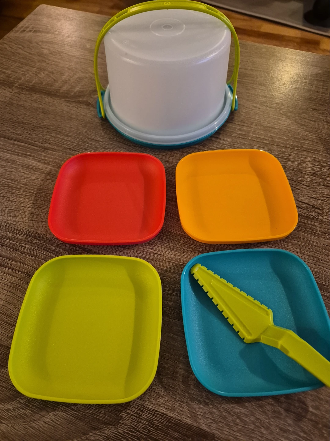 Tupperware Mini Cake Taker with Plates