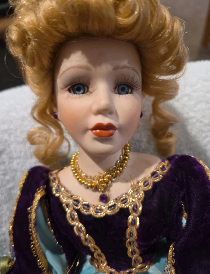 Elegant Victorian-Style Porcelain Doll – Collector’s Piece