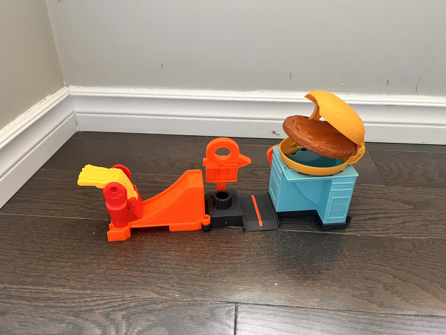 Hot Wheels Shark Truck & Playset Bundle - photo 4