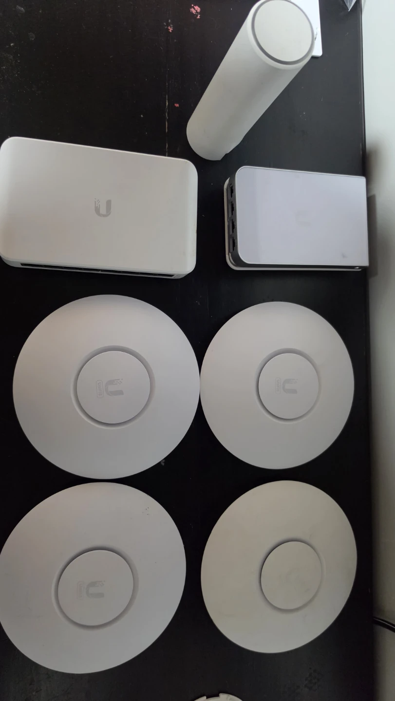 Ubiquiti UniFi Network Bundle – 8 AP + PoE Switch + Injectors