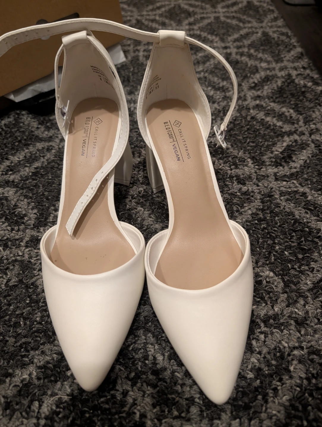 White closed toe heels - photo 2