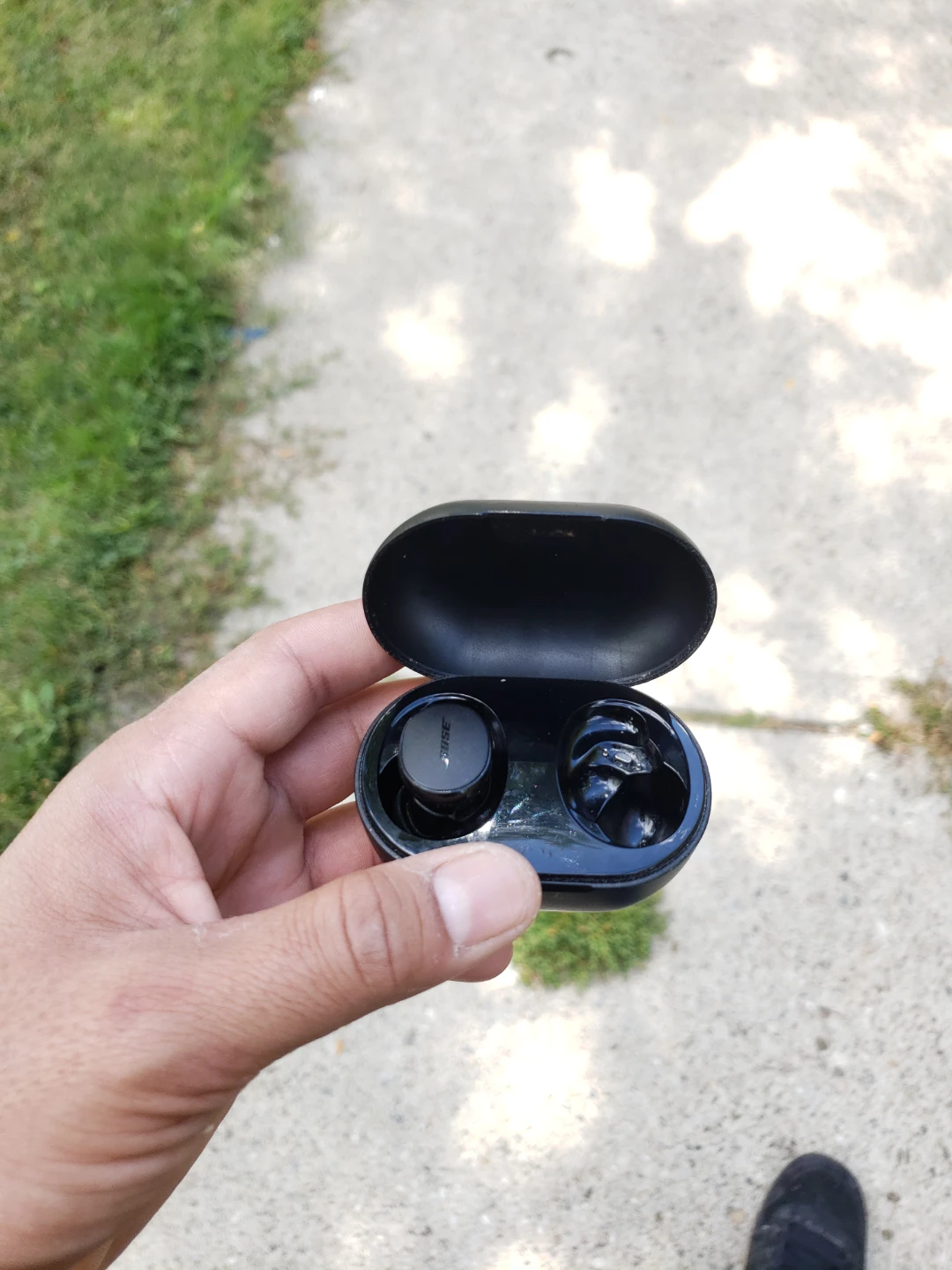 Bose Wireless left Earbud with charging case