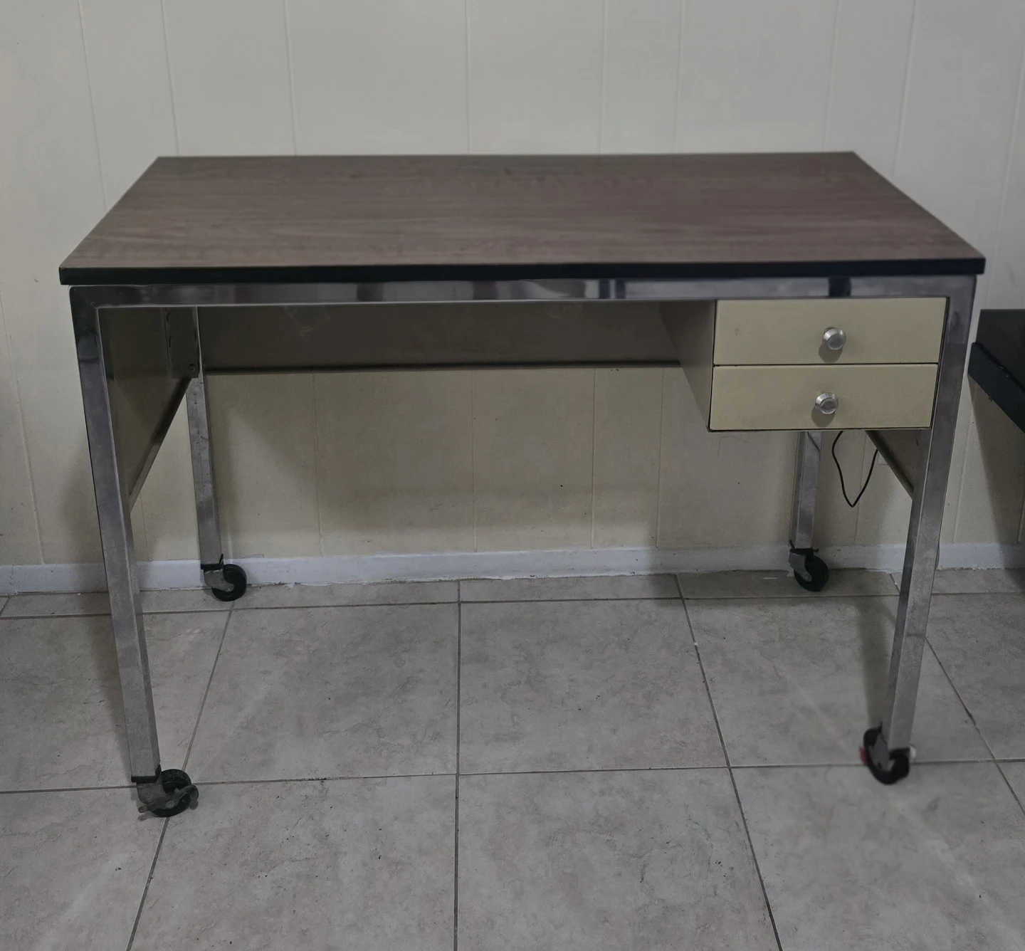 Metal frame desk with two drawers and wheels - Moving sale