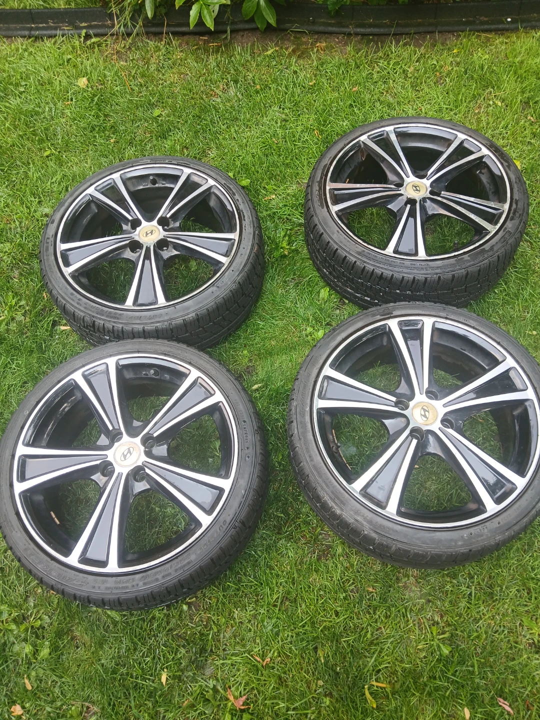 Set of 17 inch Hyundai rims with tires
