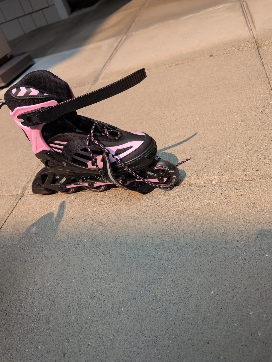 Girls inline adjustable rollerblades with pads  - like new - photo 3