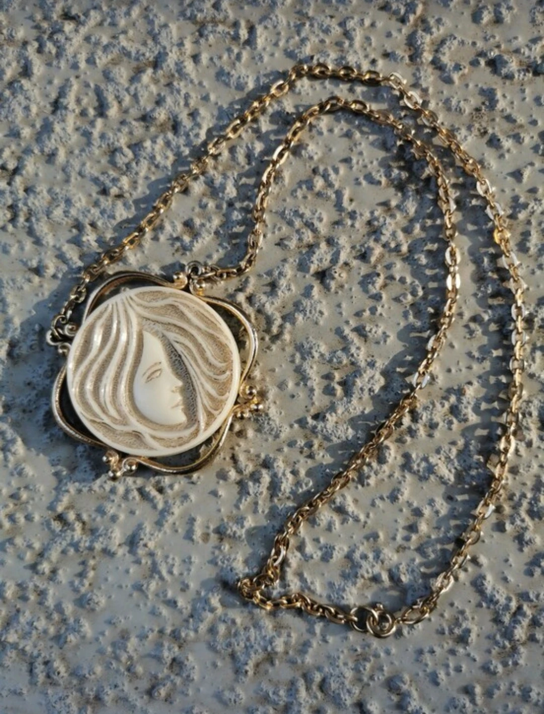 Vintage Sarah Coventry Cameo Pendant Necklace Gold Tone Signed - photo 5
