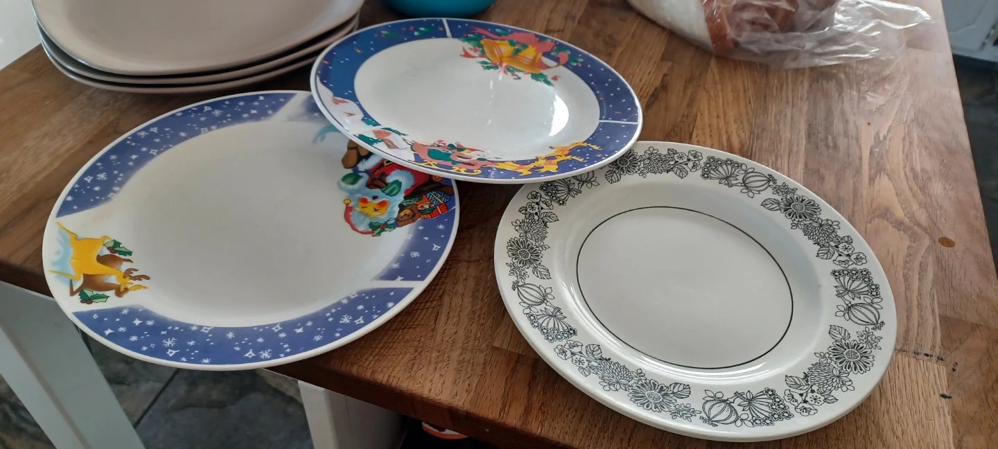 Set of 3 Plates - 2 Christmas Themed, 1 Floral - photo 3