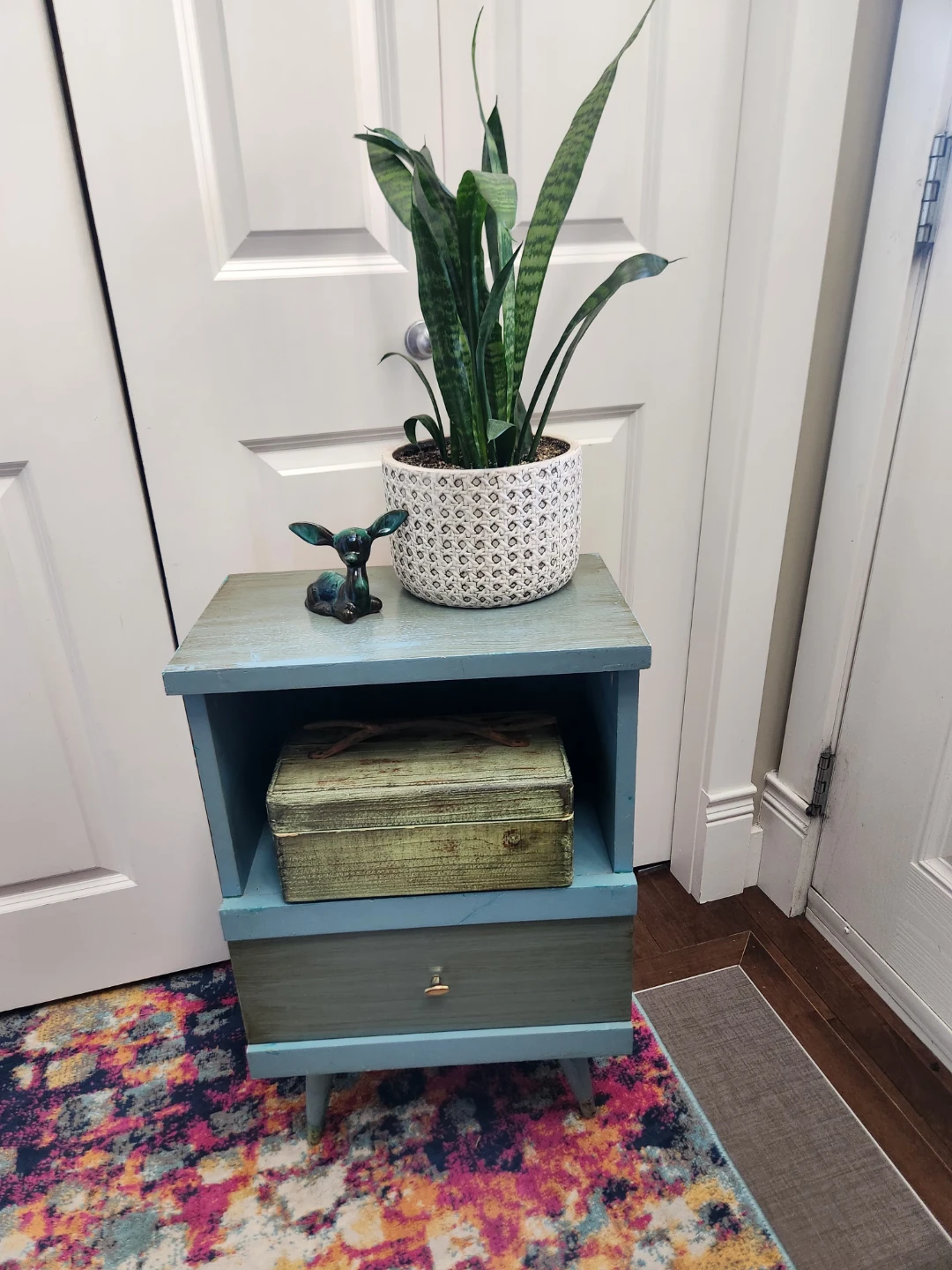 1950s Two-Tone Accent Table with Drawer, pretty & practical - photo 5