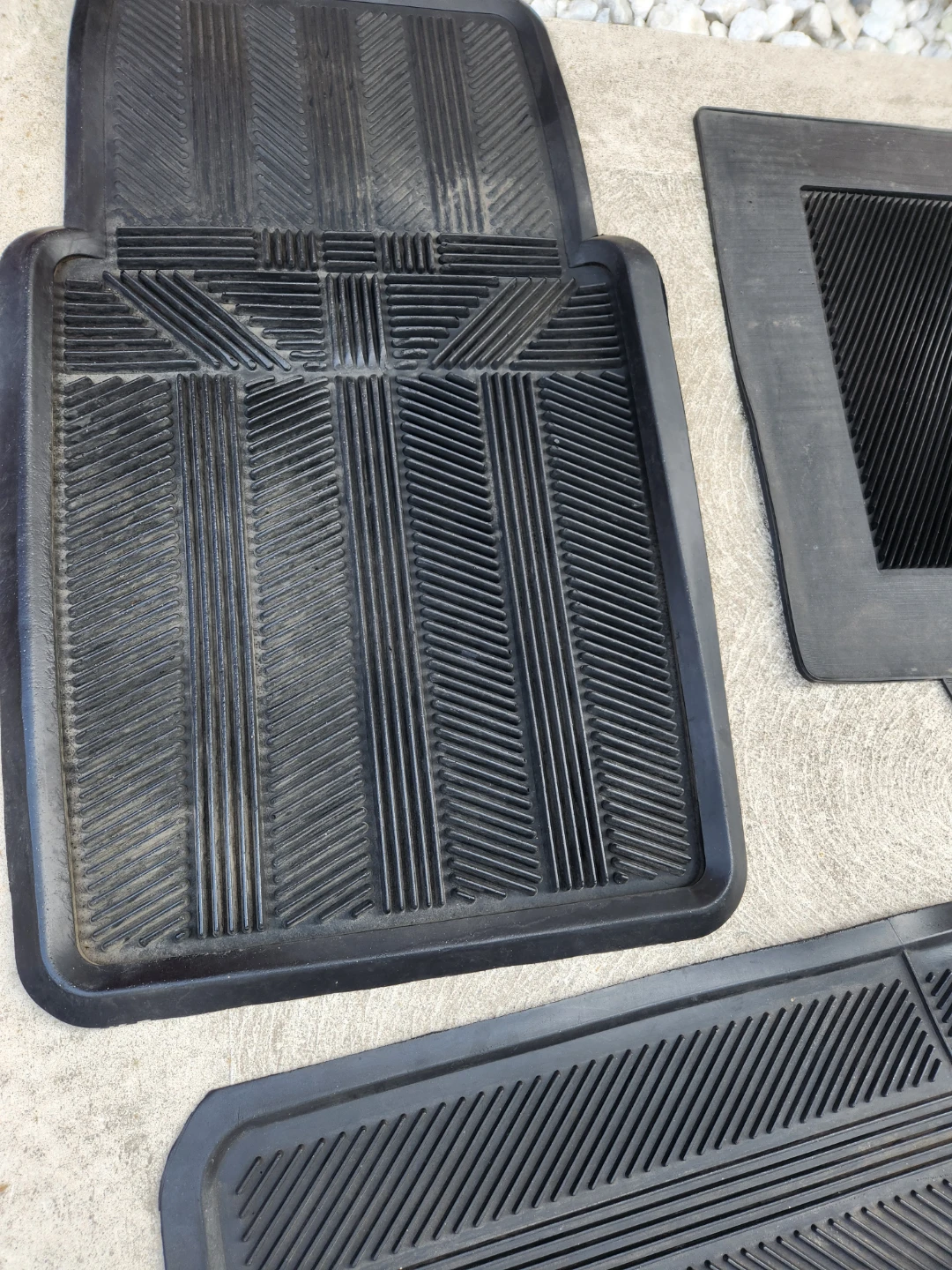 4 Black Rubber Car Floor Mats - photo 2