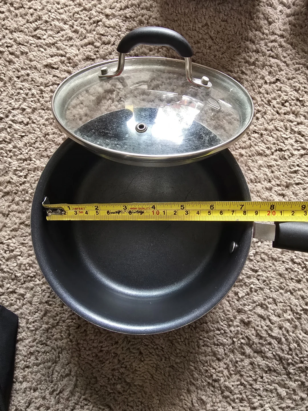 Stainless steel pots and non-stick pans in the kitchen - photo 5