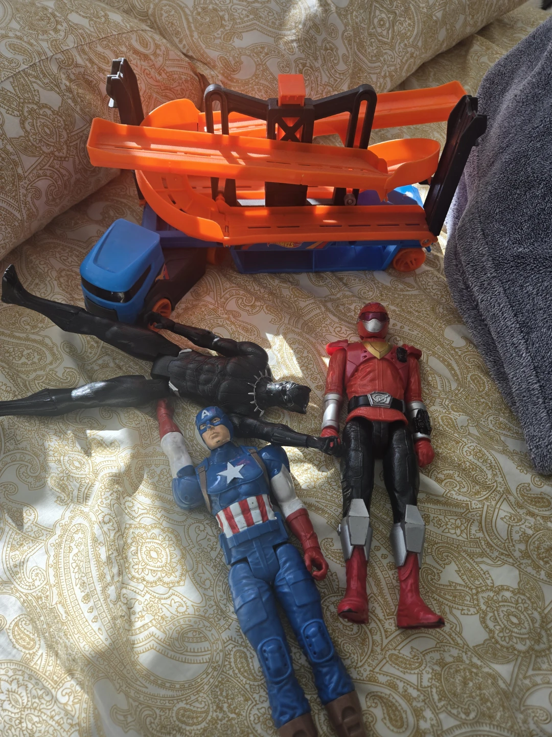Hot Wheels Stunt Track & superhero