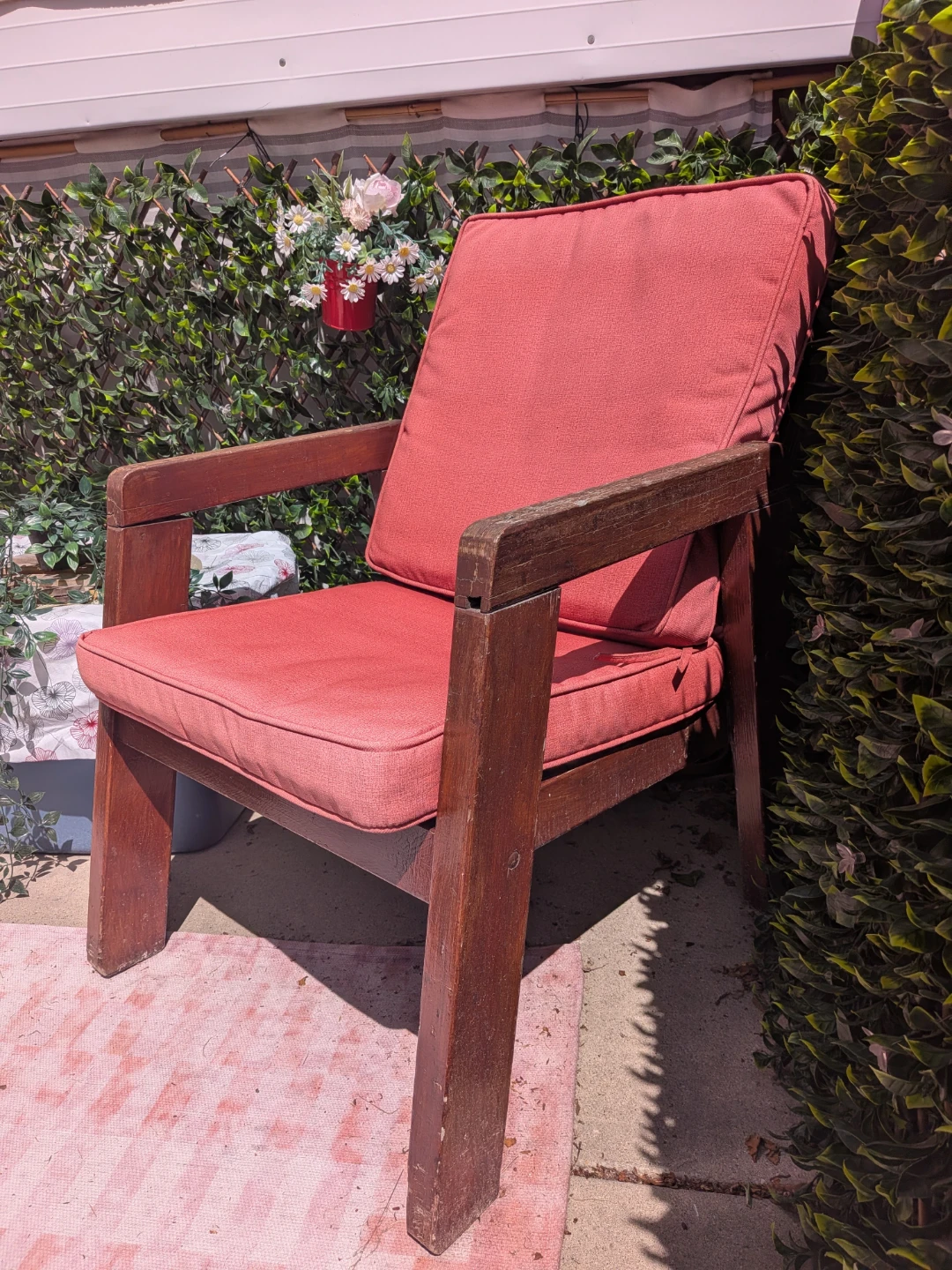 4 Wooden patio chairs with red cushion and table - photo 2