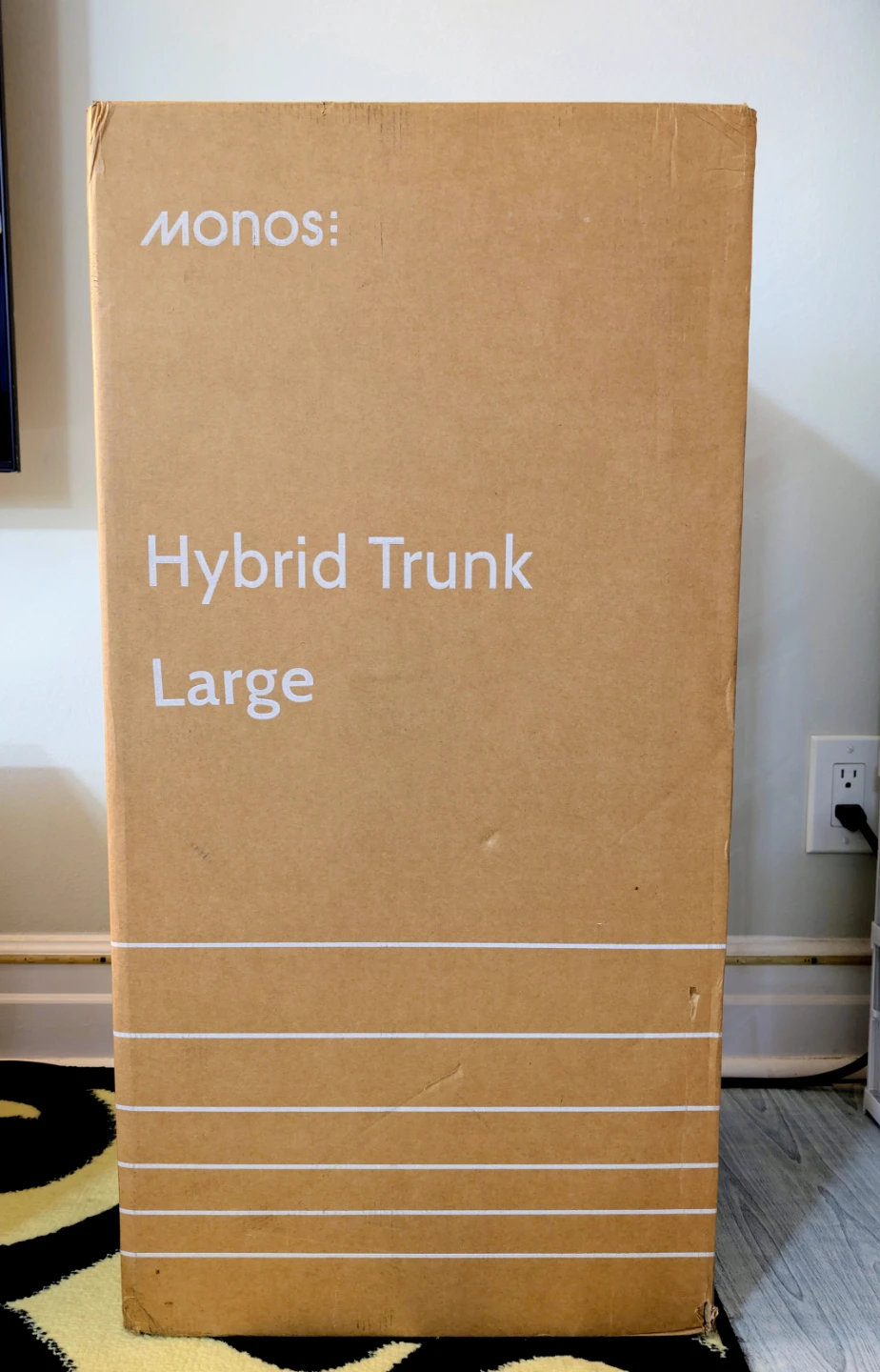 MONOS BRAND NEW HYBRID TRUNK LARGE LUGGAGE $550 CHAMPAGNE COLOR