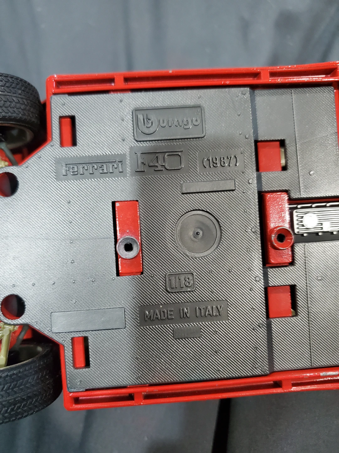 Bburago Ferrari F40 1:18 Scale Model Car - photo 2
