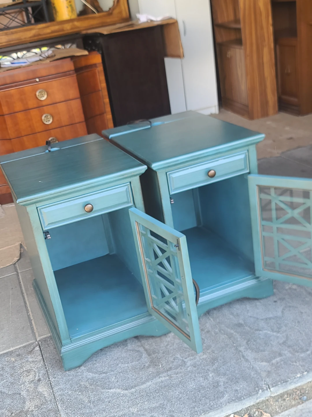 Pair of Teal Lattice Door Nightstands - photo 3