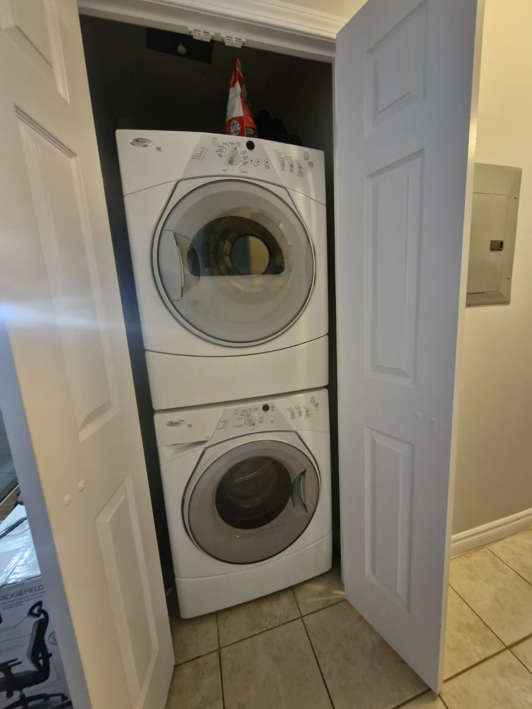 BEAUTIFULLY FURNISHED 1-BEDROOM IN YONGE–EGLINTON — $2,500/MONTH - photo 3