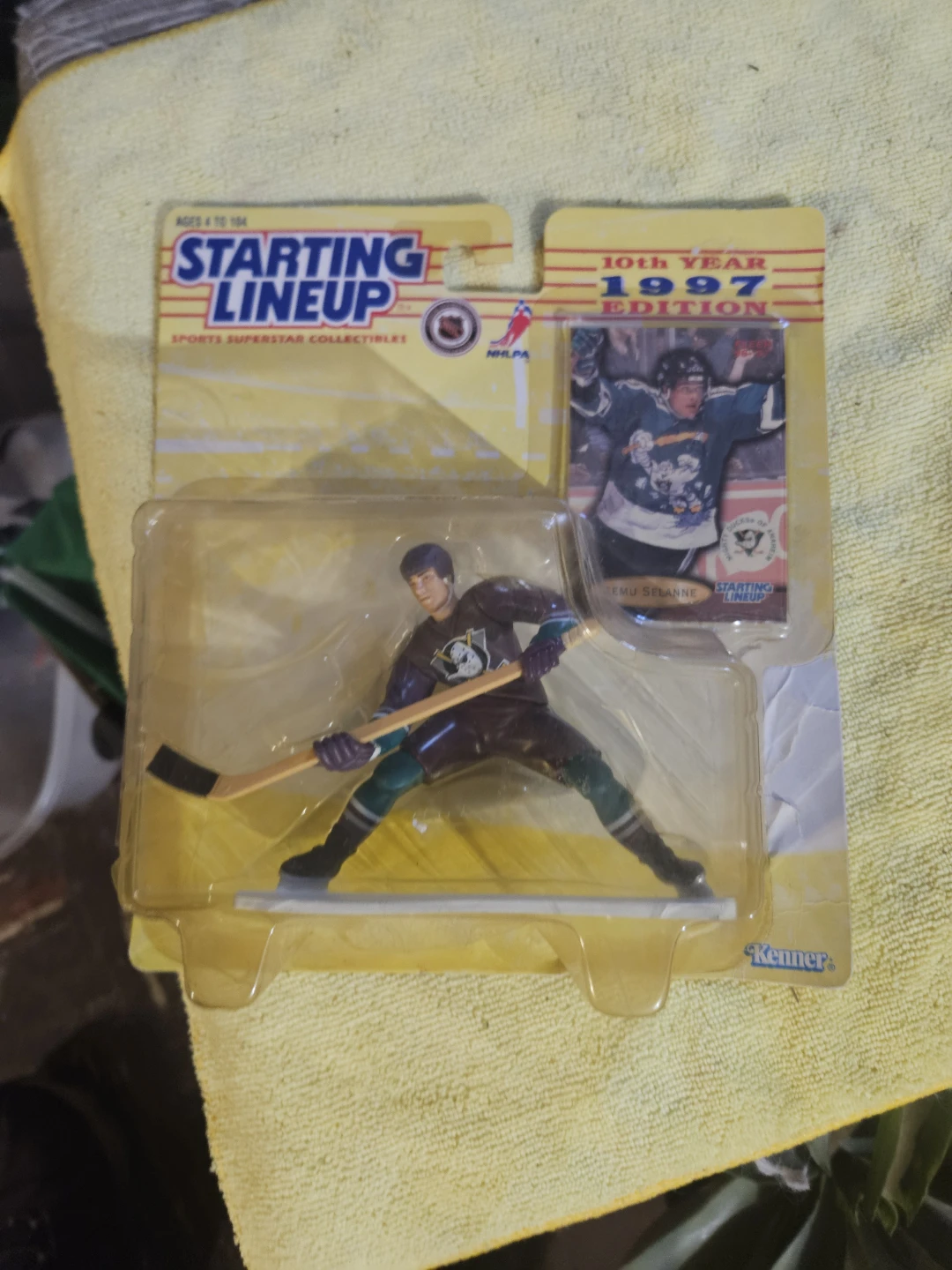 Starting Lineup 1997 Edition Teemu Selanne Collectible - photo 2