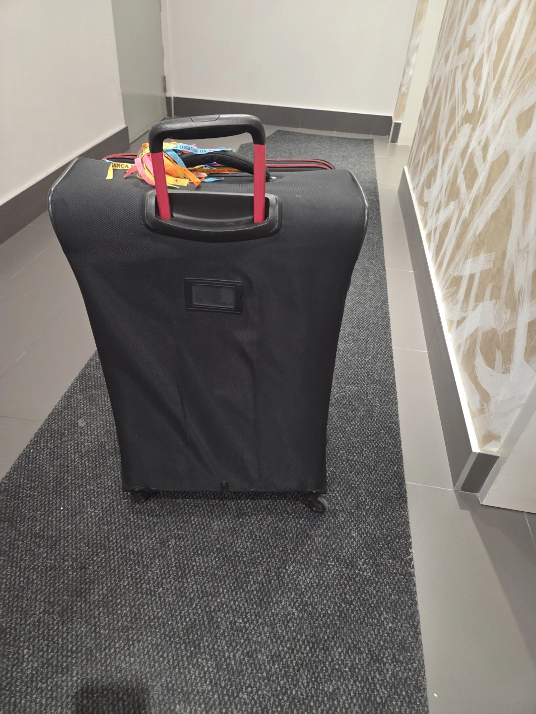 Black Swiss Gear Suitcase smoll Chinese and handal full no open - photo 5
